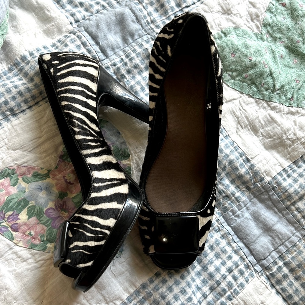 ANN TAYLOR Size 7.5 M Zebra Animal Print Pumps